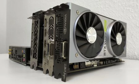 Esto es lo que pasa cuando instalas tres tarjetas gráficas diferentes en tu PC