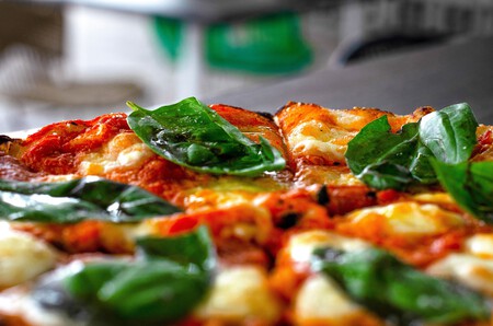 Cómo hacer que una pizza congelada sepa mejor: 3 trucos que sí funcionan para que quede deliciosa