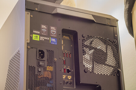 MSI MEG VISION X AI Trasera