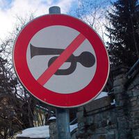 Lo escuchas a diario, pero es ilegal. La DGT prohibe el uso indiscriminado del claxon y estas son las multas que te pueden caer por usarlo 