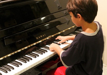 niño-tocando-el-piano