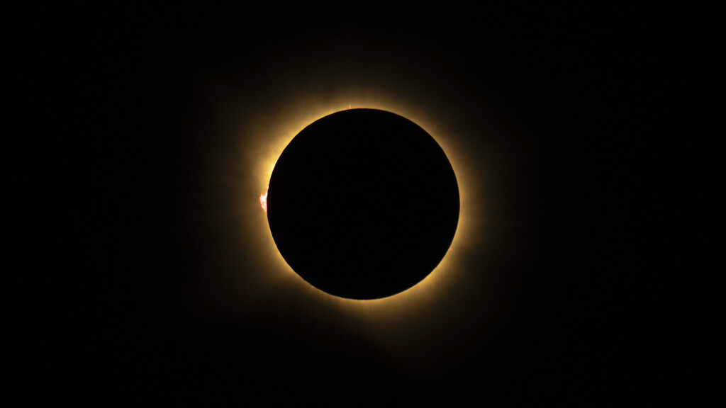 El misterioso "punto rojo" que vimos en el eclipse de ayer tiene nombre y apellidos: así explica la ciencia este fascinante fenómeno