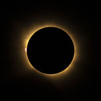 El eclipse nos dejó imágenes para la historia y un punto rojo desconcertante. Esta es la explicación que tiene