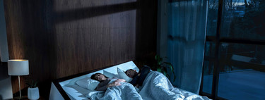 Esta cama ideada por Ford llega cargada de tecnología para evitar que nuestra pareja nos "robe" espacio en el colchón