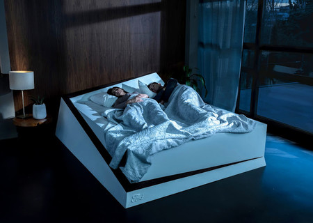 Esta cama ideada por Ford llega cargada de tecnología para evitar que nuestra pareja nos "robe" espacio en el colchón