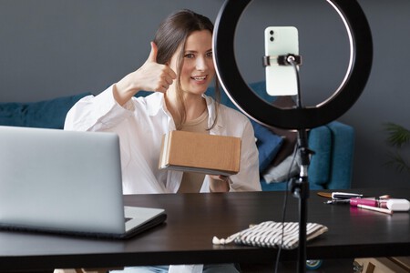 Mujer Joven Haciendo Un Vlog De Unboxing