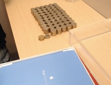 Imagen de la semana: un chico compra un iPad en la Apple Store... con 594 monedas de un euro