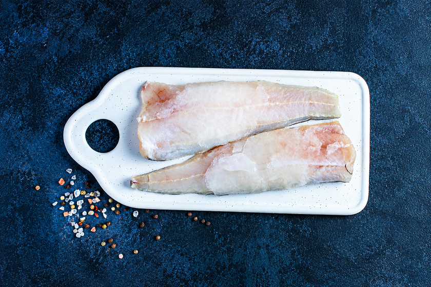 Filetes De Pescado Sobre Tabla Blanca