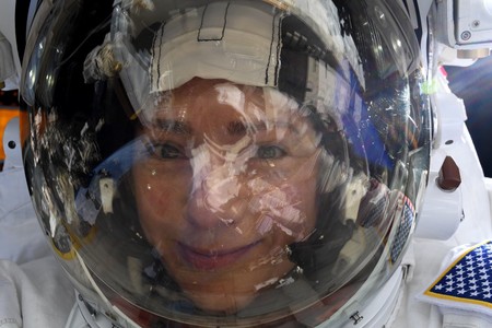 La astronauta Jessica Meir publica este espectacular selfie con la Tierra reflejada en su visor