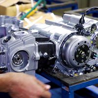 Ensamblar un motor de moto en ocho minutos es el vídeo ASMR más hipnótico que vas a ver hoy