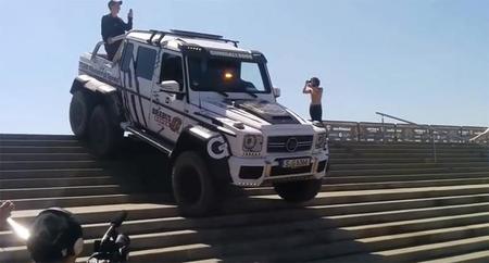 Así baja escaleras el Brabus G63 AMG 6x6
