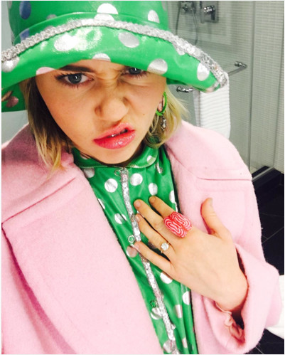 Miley Cyrus vuelve a lucir el pedrusco de Liam... ¡y se muda!