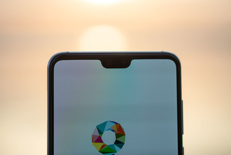 ¿Adiós al notch? Huawei, Apple y Samsung se plantean pantallas con un agujero para la cámara frontal