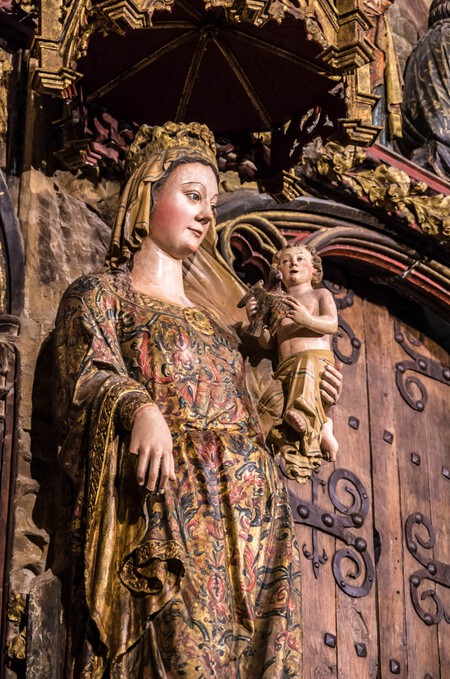 Detalle De La Virgen Maria En El Portico De La Iglesia