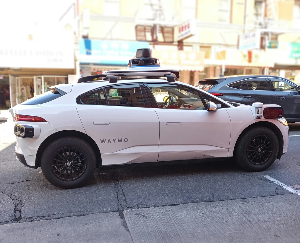 Waymo tiene a miles de coches autónomos circulando por Estados Unidos. Y también miles de dólares en multas de aparcamiento