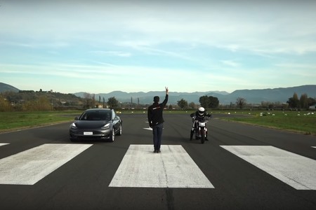 Esta carrera entre la Zero SR/F y el Tesla Model 3 Performance es el regalo que le faltó a Papá Noel
