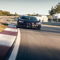 El Bugatti Chiron Pur Sport exprime en circuito sus 1.500 CV en este vídeo grabado desde otro Chiron Pur Sport en acción
