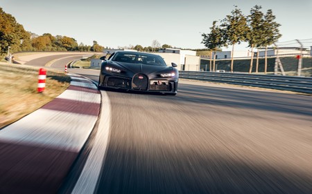 El Bugatti Chiron Pur Sport exprime en circuito sus 1.500 CV en este vídeo grabado desde otro Chiron Pur Sport en acción