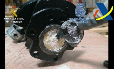 Casi 10 kg de cocaína escondidos en el motor de un coche