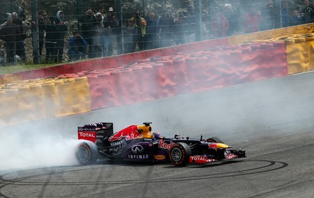 ¡Bajando Eau Rouge! Así se retorcía en este vídeo el Red Bull de Fórmula 1 haciendo Spa en sentido contrario