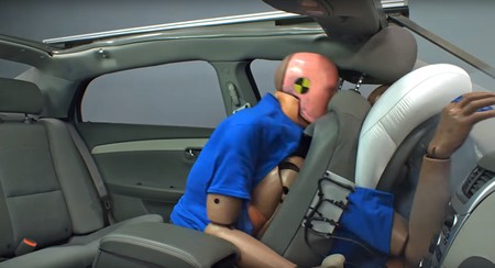 "No me pongo el cinturón en el asiento trasero porque no es tan peligroso". Mira cómo acaba este dummie
