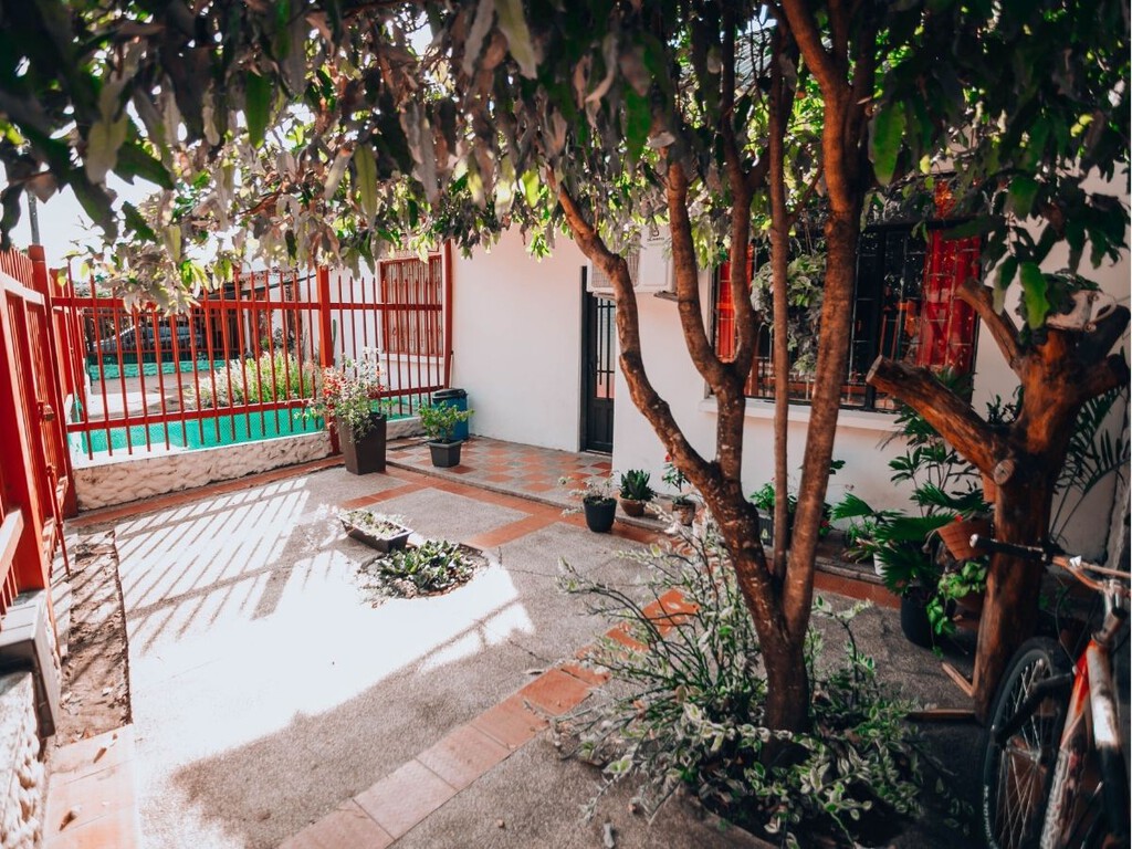 Ni cemento, ni hormigón: el suelo de los años 70 que regresa a los patios para hacerlos más frescos y naturales