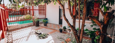 Ni cemento, ni hormigón: el suelo de los años 70 que regresa a los patios para hacerlos más frescos y naturales 