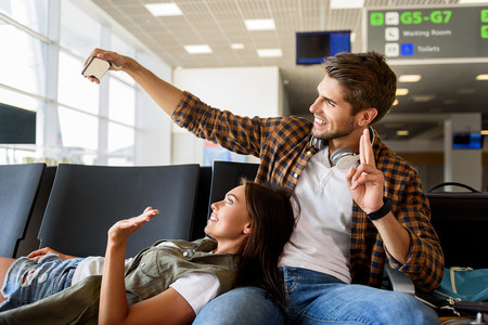 Usa un smartphone para sobrevivir al aeropuerto esta Navidad. Aquí te decimos cómo...