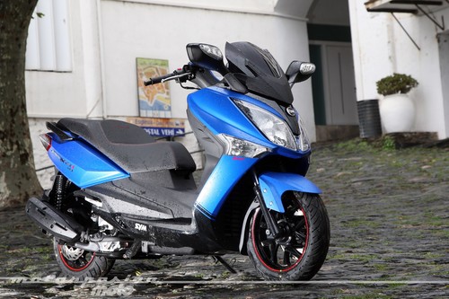 Sym Joymax 125 Sport, toma de contacto bajo la tormenta otoñal