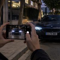 La cámara de tu móvil hace parpadear las luces del coche en las fotos. No están fallando: hay una forma de evitarlo 