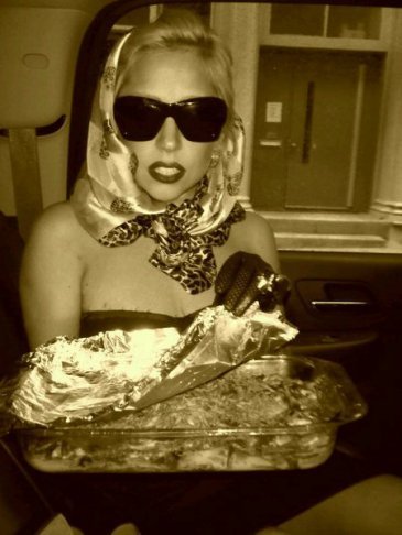 No le toques los pechos a Lady Gaga con los derechos gays que te quedas sin contrato