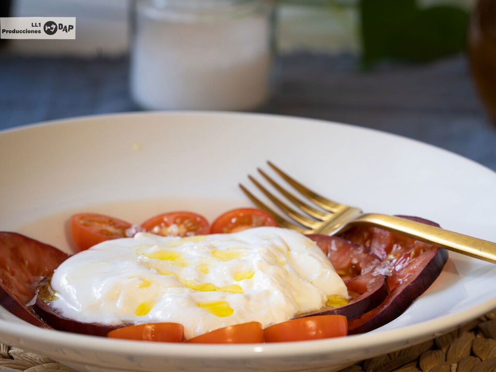 Ensalada con burrata y tomate, la opción más refrescante para cualquier cena