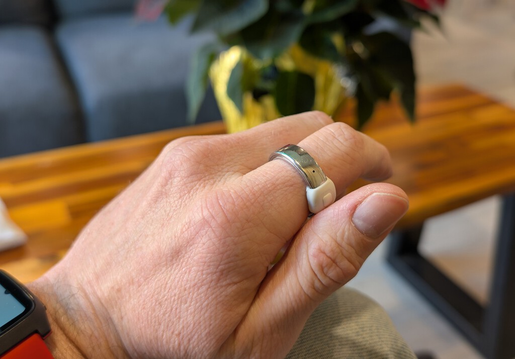 Pebble ha vuelto con un anillo que quiere ser la “memoria externa de tu cerebro”. La pregunta es por qué piensan que lo necesitamos