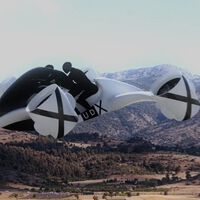 Estos checos quieren crear la primera moto voladora del mundo: eléctrica, con 430 CV y por el mismo precio que el Papamóvil