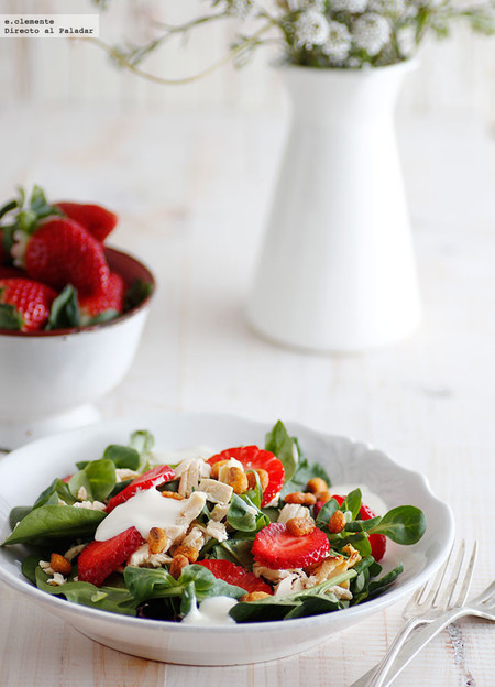 Ensalada de fresas con pollo, queso fresco de cabra y maíz tostado. Receta