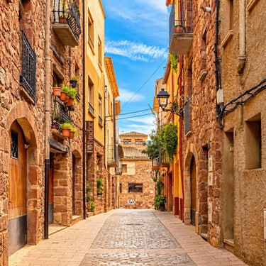 Este es uno de los pueblos medievales mejor conservados de España, con murallas y casas de piedra encantadoras