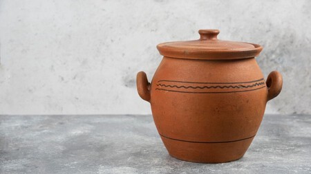 Olla de barro con tapa