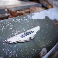 A subasta un Aston Martin DB4 que descansó en un bosque 45 años