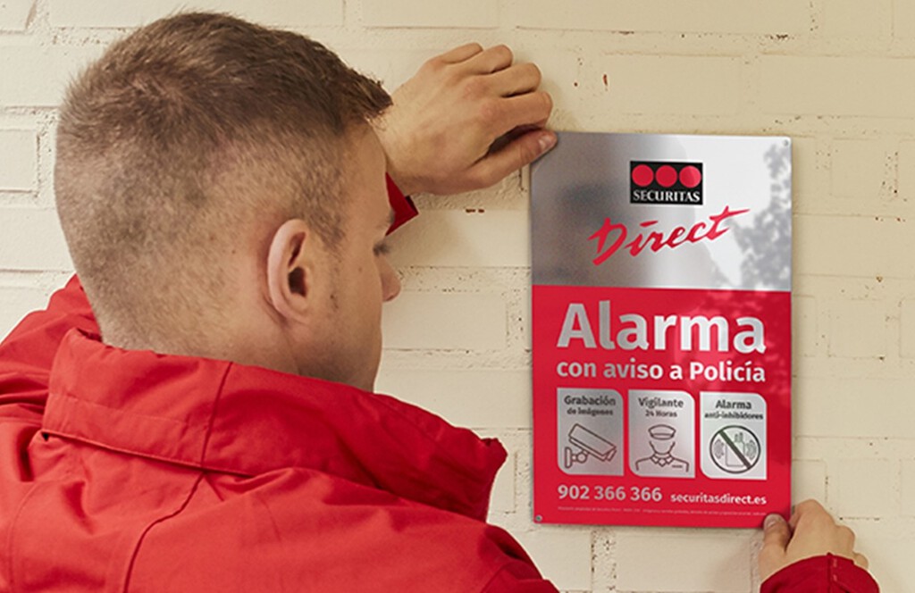 Poner una pegatina de alarma sin tenerla realmente instalada: qué dice la ley y qué recomiendan los expertos