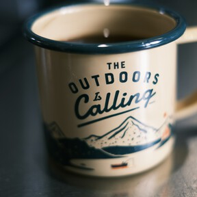 Sin moderneces, ni baterías: así es la cafetera portátil de toda la vida por poco más de 8 euros que prepara hasta seis tazas 