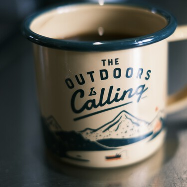 Sin moderneces, ni baterías: así es la cafetera portátil de toda la vida por poco más de 8 euros que prepara hasta seis tazas 