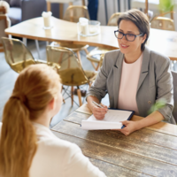 Si quieres triunfar en una entrevista de trabajo, este es el color prohibido que la psicología no recomienda llevar