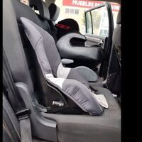 Un carrito de paseo "serrado" como silla de auto: el SRI no homologado con un niño sentado que encontró la policía en un coche