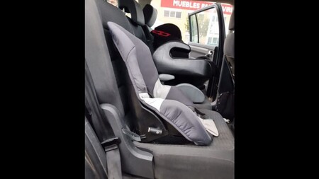 Un carrito de paseo "serrado" como silla de auto: el SRI no homologado con un niño sentado que encontró la policía en un coche