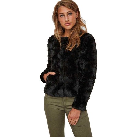 La chaqueta para mujer Vero Curl Short en negro está rebajada a 23,95 euros en Amazon