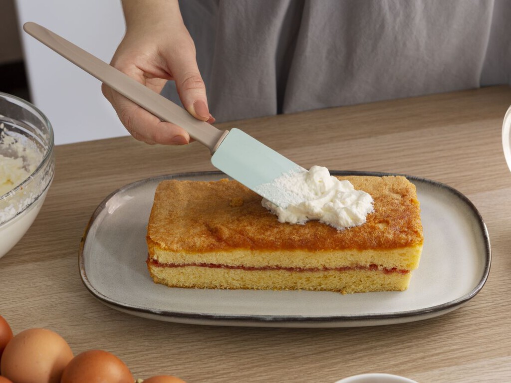 No basta el lavavajillas: el truco infalible para eliminar para siempre el mal olor pegado a tus espátulas de silicona
