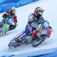 Con 200 clavos por rueda, sin electrónica y tumbando más que Marc Márquez. Las loquísimas carreras rusas de motos sobre hielo