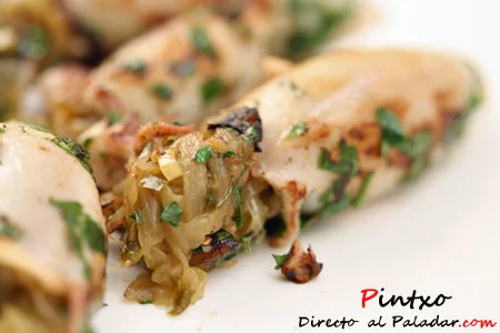 Chipirones rellenos de cebolla caramelizada. Receta