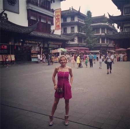 Atención al look de Elsa Pataky de turismo por Shanghai