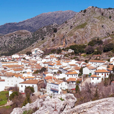 En este pueblo blanco de Cádiz con herencia árabe nace uno de los ríos más caudalosos de España: perfecto para una escapada en verano 